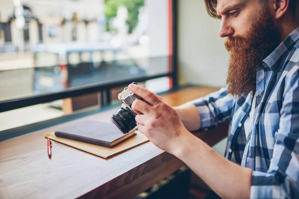 Imagem Recortada Fotógrafo Barbudo Masculino Profissional Vestido Com Camisa Casual — Fotografia de Stock