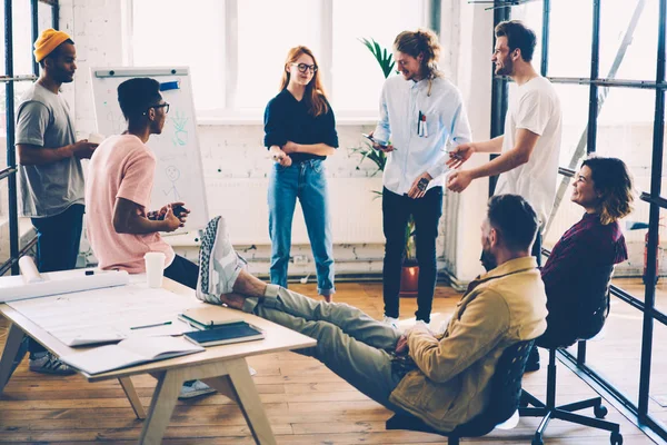 Grupo Especialistas Marketing Multicultural Positivo Planejando Processo Trabalho Compartilhando Ideias — Fotografia de Stock