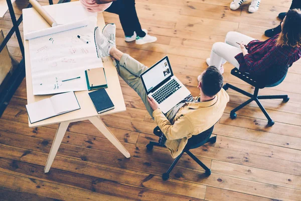 Visão Superior Jovens Designers Criativos Tendo Sessão Brainstorming Escritório Enquanto — Fotografia de Stock