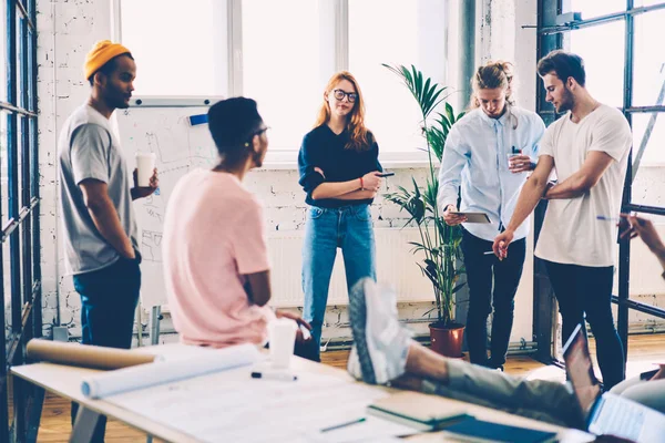 Internasjonal Gruppe Unge Hipstergutter Som Samarbeider Loftskontoret Løser Arbeidsspørsmål Besetning – stockfoto