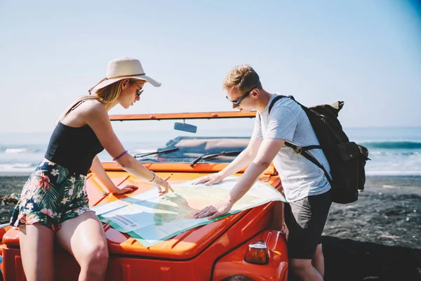 Romantic Hipster Couple Traveling Together Using Rental Car Honeymoon Adventure — Stock Photo, Image