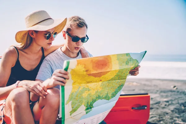 Coppia Hipster Che Naviga Durante Viaggio Usando Mappa Godendo Fine — Foto Stock