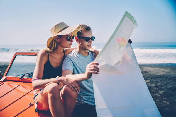 Jong Meisje Kijkend Naar Kaart Reizen Met Vriendje Huren Cabriolet — Stockfoto