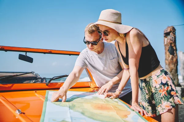Hipster Cara Apontando Mapa Conversando Com Namorada Procurando Local Para — Fotografia de Stock