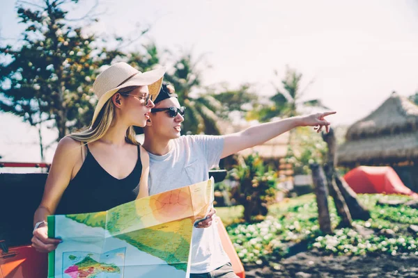 Hipster Chico Señalando Carretera Ambiente Tropical Hablando Con Novia Que —  Fotos de Stock