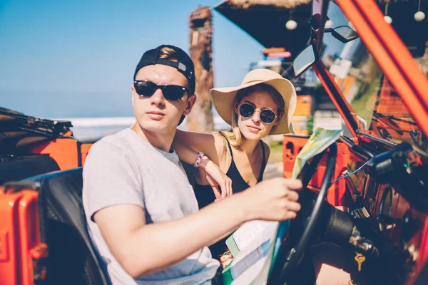 Male Tourist Sunglasses Sitting Rental Vintage Car Traveling Summer Vacations — Stock Photo, Image