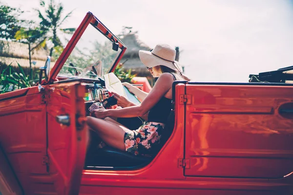 Hipsters Masculinos Femeninos Sentados Cabriolet Vintage Rojo Leyendo Mapa Buscando — Foto de Stock