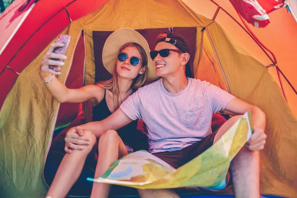 Couple Hipsters Posant Pour Selfie Assis Dans Tente Passer Des — Photo