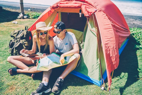 Viajantes Masculinos Femininos Concentrados Discutindo Ideias Para Rota Usando Notas — Fotografia de Stock