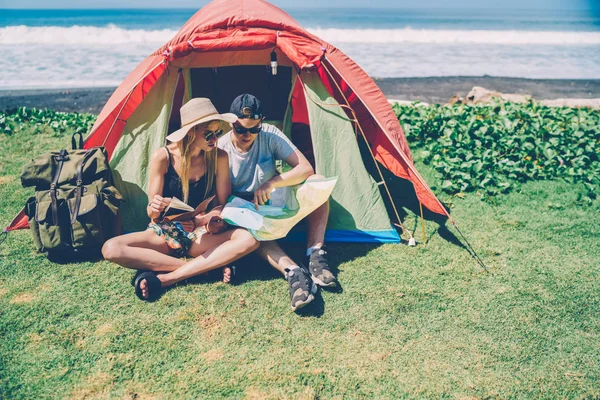 Hipster Couple Camping Sur Côte Océan Itinéraire Planification Pour Explorer — Photo