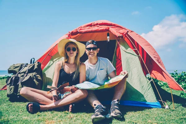 Portrait Hipster Couple Having Adventure Journey Camping Green Grass Recreating — Stock Photo, Image
