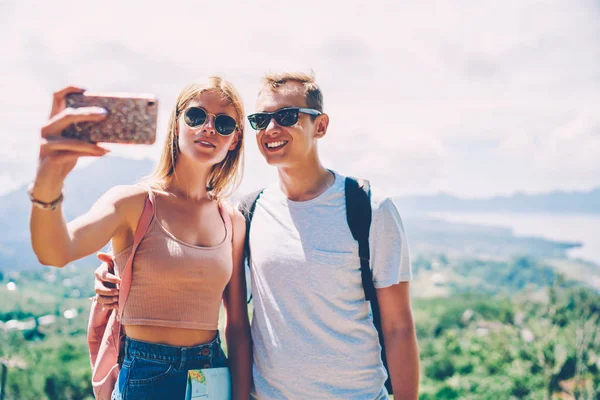 Ragazza Attraente Facendo Selfie Sulla Fotocamera Dello Smartphone Piedi Bellissimo — Foto Stock