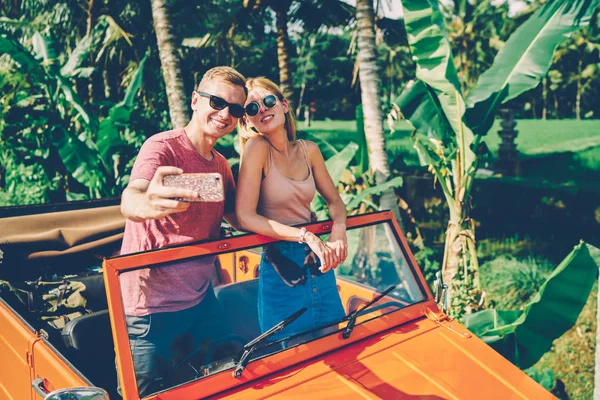 Casal Romântico Positivo Fazendo Selfie Câmera Smartphone Cabriolet Vintage Viajando — Fotografia de Stock