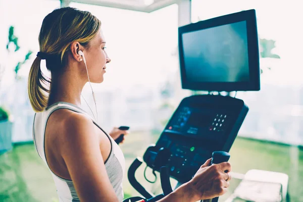 Joven Ejercicio Femenino Caucásico Fitness Elíptica Cross Trainer Para Mantener —  Fotos de Stock