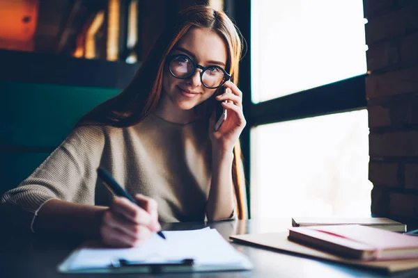 Retrato Una Atractiva Mujer Joven Con Pelo Rojo Escribiendo Algo —  Fotos de Stock