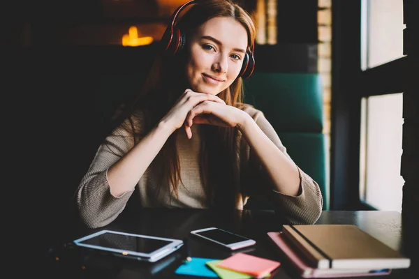 Retrato Estudiante Encantador Con Auriculares Modernos Cabeza Mirando Cámara Sonriendo —  Fotos de Stock