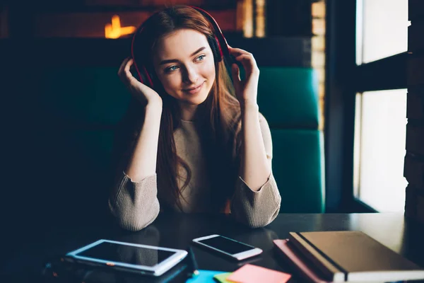 Hermosa Chica Hipster Con Cabeza Roja Mirando Por Ventana Disfrutando — Foto de Stock