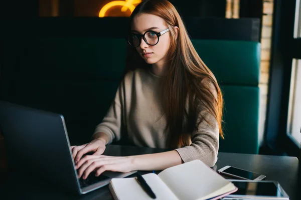 Portret Van Aantrekkelijke Rood Haar Vrouw Stijlvolle Bril Tekstinformatie Typen — Stockfoto