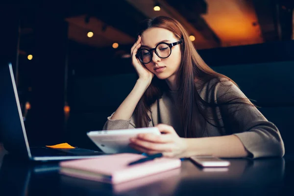 Dość Młoda Kobieta Wspaniały Rude Włosy Oglądania Webinar Tablecie Siedzi — Zdjęcie stockowe