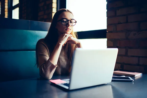 Estudiante Calificada Viendo Entrenamiento Lección Línea Computadora Moderna Que Conecta —  Fotos de Stock