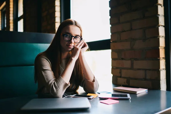 Halblanges Porträt Positiver Wunderschöner Frau Mit Cooler Brille Für Gute — Stockfoto