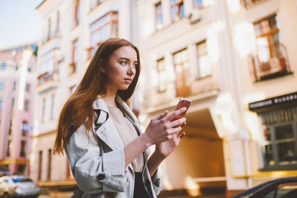 Pěkný Mladý Bokovky Dívka Hledání Zajímavých Míst Pomocí Aplikace Pro — Stock fotografie