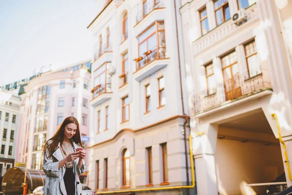 Mujer Buen Aspecto Positivo Pelo Rojo Que Tiene Mensajes Divertidos — Foto de Stock