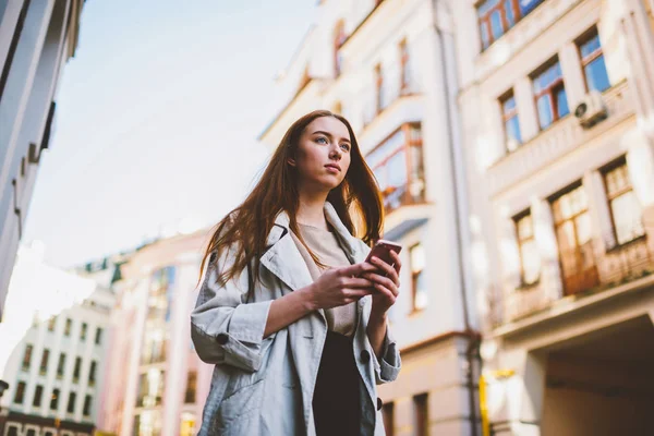 Splendida Adolescente Vestita Con Abiti Alla Moda Guardando Lontano Durante — Foto Stock