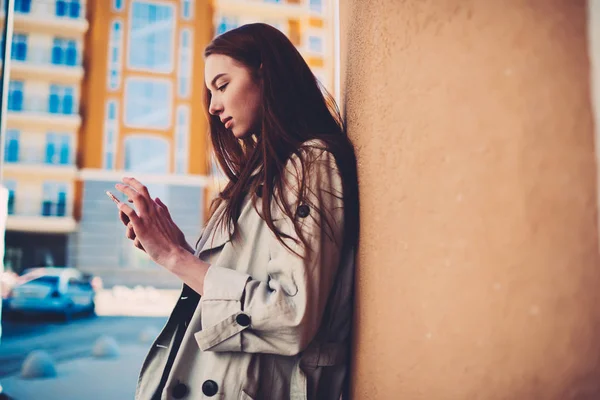 Atractiva Joven Estudiante Pasando Tiempo Aire Libre Charlando Redes Sociales — Foto de Stock