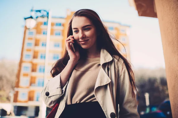 Charmiga Kvinnliga Resenären Klädd Trendiga Fritidskläder Prata Telefon Anslutning Vid — Stockfoto
