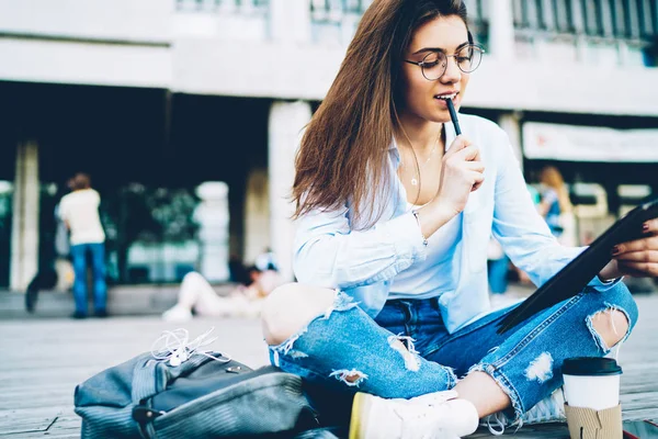 Studente Intelligente Donna Occhiali Ottici Lettura Compendio Preparazione Seminario Formazione — Foto Stock