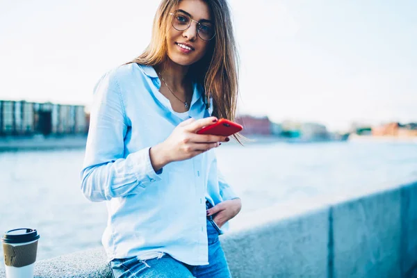 Retrato Recortado Mujer Joven Alegre Gafas Con Estilo Haciendo Pago — Foto de Stock