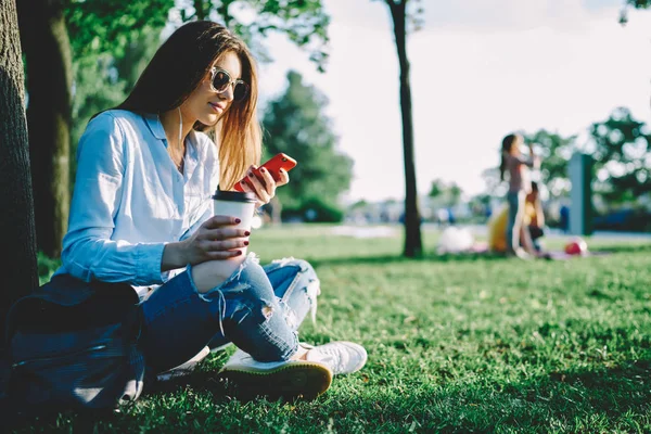 Estudiante Morena Hojeando Fotos Perfil Amigos Teléfono Sentado Parque Con — Foto de Stock