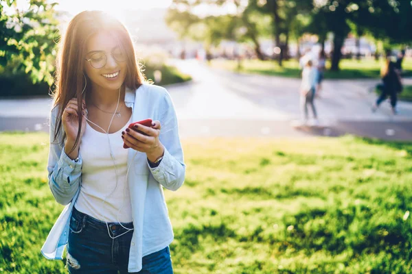 Mujer Joven Positiva Recibió Sms Mensaje Con Buenas Noticias Celular — Foto de Stock