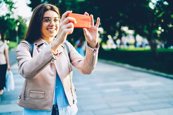 Nöjd Student Optiska Glasögon Rolig Video Moderna Telefonenhet Strosa Gatan — Stockfoto