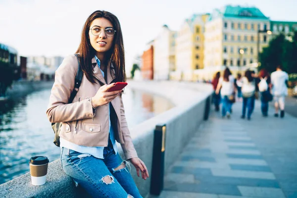 Funderar Ung Kvinna Snygg Outfit Och Glasögon Tittar Bort Samtidigt — Stockfoto