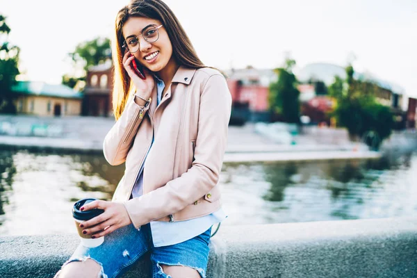 Retrato Chica Hipster Bastante Alegre Gafas Usando Conexión Móvil Itinerancia — Foto de Stock