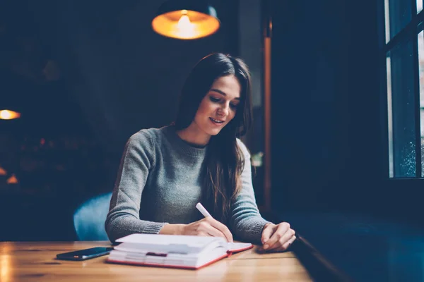 Lächelnder Intelligenter Student Der Textinformationen Notizblock Schreibt Und Sich Auf — Stockfoto