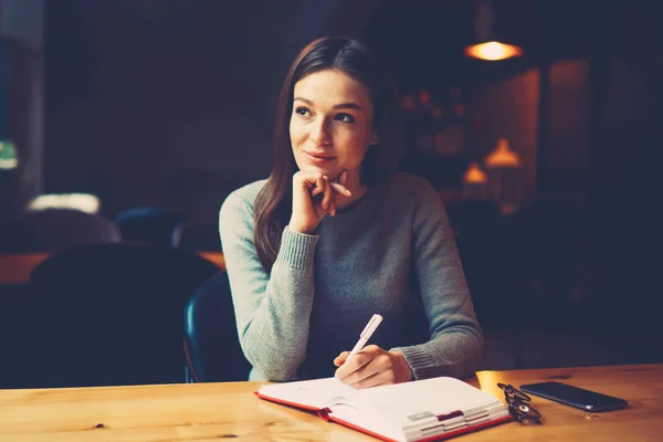 Grübeln Attraktive Junge Frau Mit Stift Der Hand Denken Über — Stockfoto