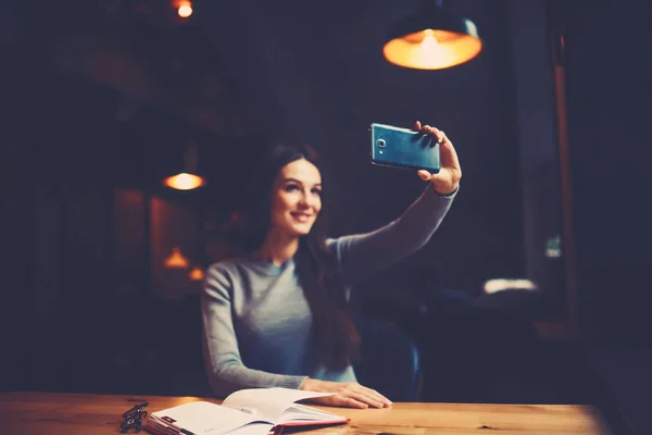 Vidám Fiatal Ami Selfie Képek Kamera Elé Ült Fából Készült — Stock Fotó