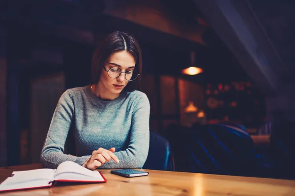 Geschoolde Creatieve Jonge Vrouw Werken Binnenshuis Belangrijke Informatie Van Verschillende — Stockfoto