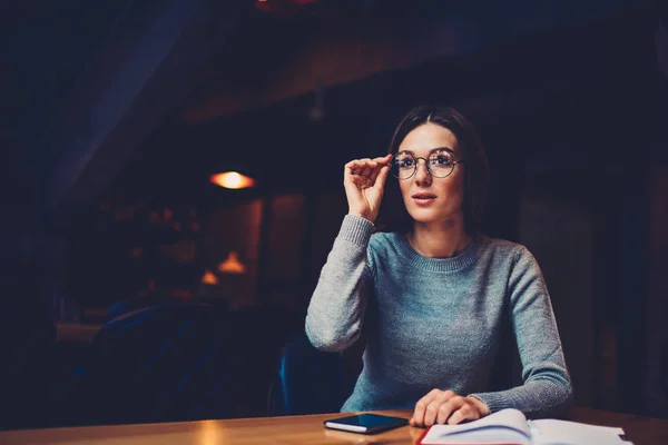 Ευφυής Hipster Κορίτσι Μοντέρνα Γυαλιά Κάθεται Καφετέρια Στο Ξύλινο Τραπέζι — Φωτογραφία Αρχείου