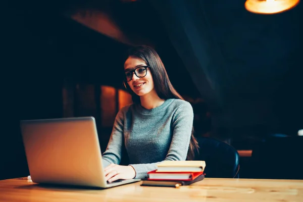 Mujer Joven Copywriter Positivo Gafas Que Trabajan Netbook Moderno Conectado —  Fotos de Stock