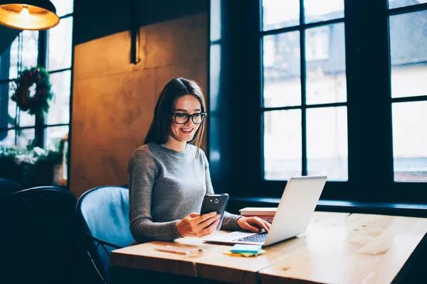 Fröhlicher Student Mit Optischer Brille Erhielt Sms Von Einem Freund — Stockfoto