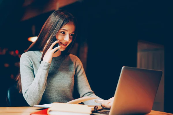 Gerente Bonito Que Comunica Telefone Móvel Fazer Compras Conexão Internet — Fotografia de Stock