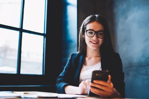 Debajo Vista Mujer Negocios Sonriente Gafas Ópticas Chaqueta Formal Haciendo —  Fotos de Stock