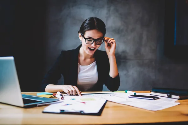 Verrast Jonge Vrouw Ontwerper Stijlvolle Brillen Formele Jas Gevonden Interessant — Stockfoto