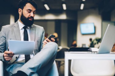 Resmi giyim okuma Sms başarılı transferi hakkında dijital cep telefonu imkânlarına teyidi iken iş planı ofis iç çalışma giymiş sakallı akıllı avukat