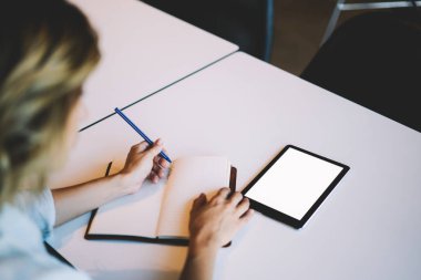 Kırpılan geri yaratıcı iş kadını ile boş perde reklam için internet'e bağlı ve ana Not defteri detaylara kayıt dijital tablet bilgi arama görüntüsünü göster