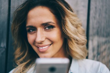 Yarım uzunluk portre rekreasyon kentsel ayarında tadını muhteşem kadın Blogger. Pozitif hippi kız kameraya serbest zaman açık havada sırasında. Kırpılmış görüntü gülümseyen güzel öğrenci